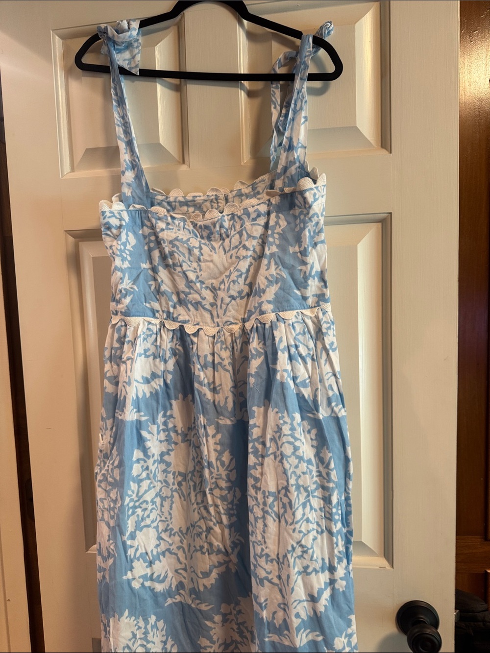 Juliet Dunn Blue and White Floral Tie-Shoulder Midi Dress - Picture 3 of 5